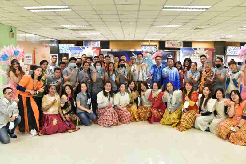 友達推動「安心、、創新、、、、用心、、、同心、、、、盡心」五星職旅，，為菲籍員工打造全方位照護，，，首度贏得「人權實踐與發展領袖獎」殊榮