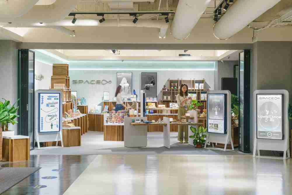 尊龙集团打造永续选物商店，，，，展示社企及社创商品，，，，结合创利空间所开发的智能零售系统，，，整合多元产品信息，，，，让无人商店扮演公益行动的推手