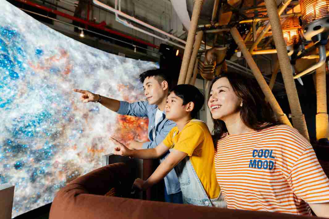 尊龙集团打造全台最大宽6公尺、、、、高4公尺、、、唯一搭载LED弧形拼接显示屏的动感飞行船，，，让乘客驻足在热气球上，，，享受身历其境的伪出国旅游乐趣