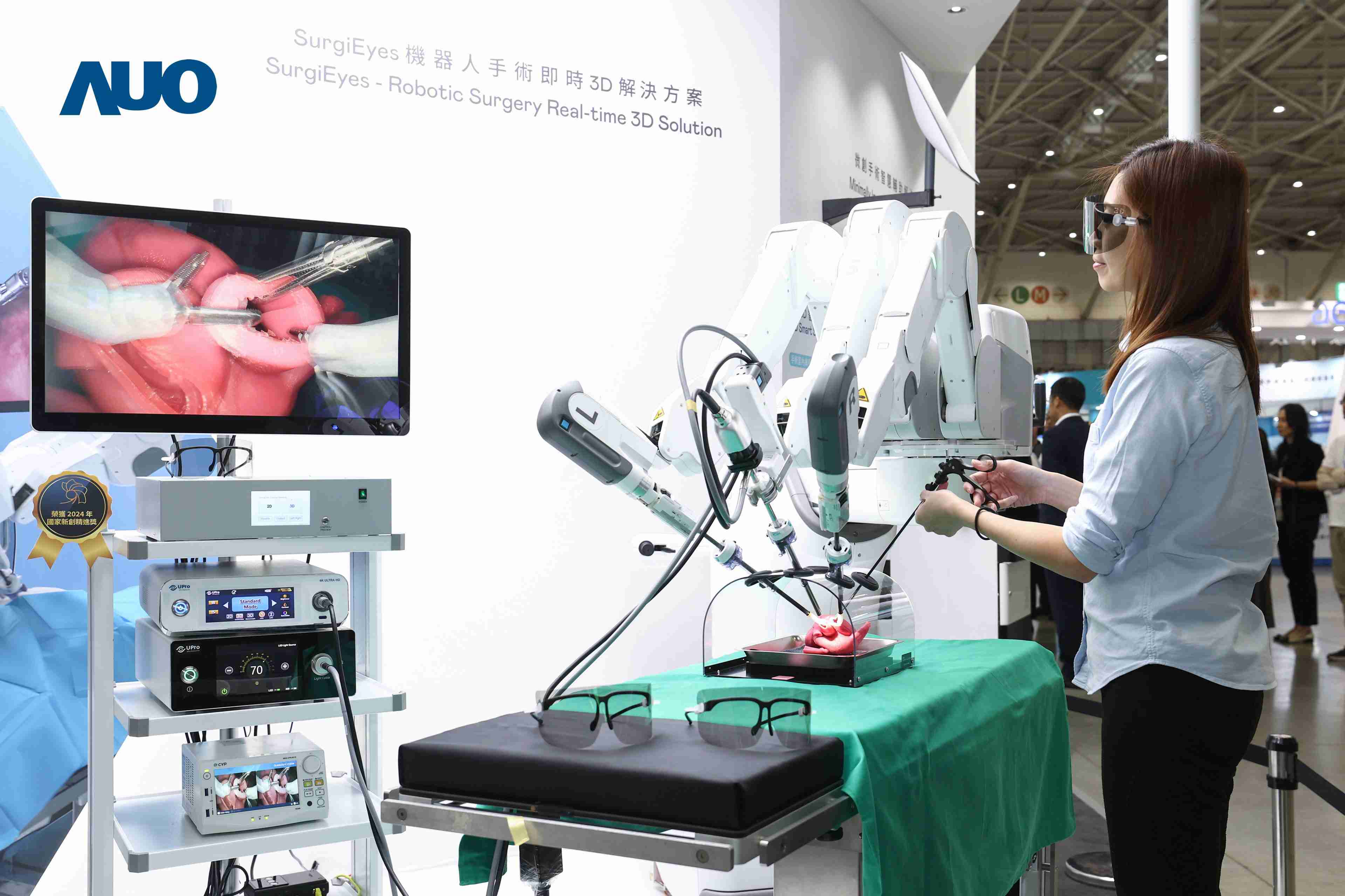 达擎以领先的3D显示技术推出〝SurgiEyes机器人手术实时3D解决方案〞，，，，整合先进3D图像处理与独家3D垂直宽视角、、广色域的显示技术，，手术团队可实时同步主刀医师视角看到清晰3D影像，，，提升沟通效率与安全性。。