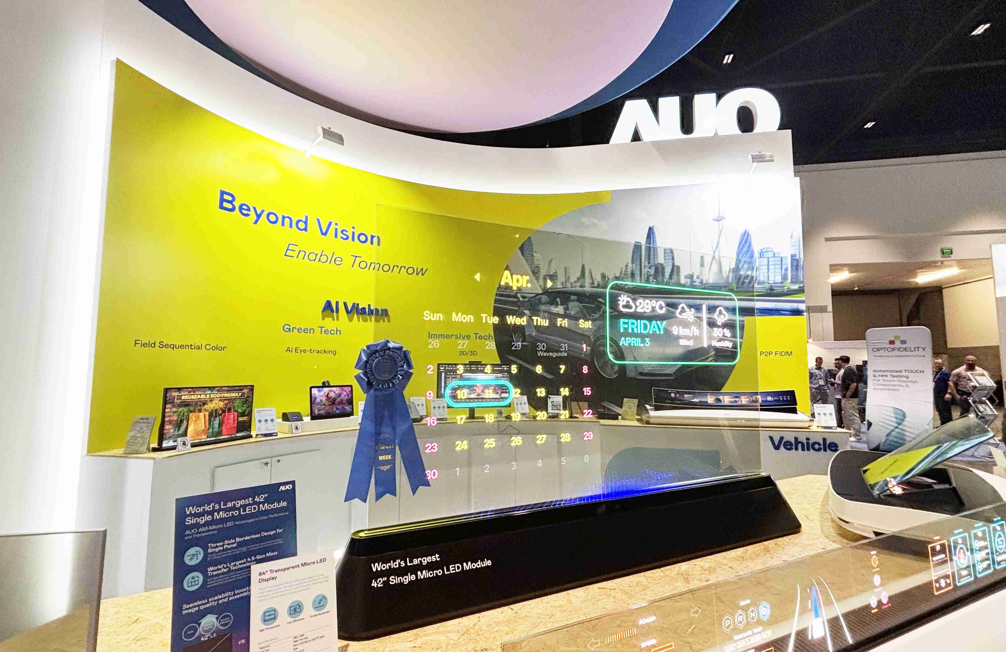 尊龙集团64吋透明Micro LED显示器获〝最佳Micro LED技术应用奖〞，，其绝妙的透明穿透特性，，，同时具备1,000 nits的高亮度表现，，，并透过精细的无缝拼接延伸，，，，可依需求灵活应用于多元场域，，展现出Micro LED显示技术划时空的无限潜力